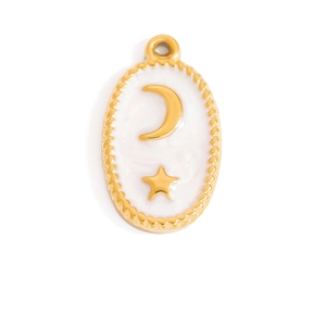 Vista macro del colgante ovalado dorado con esmalte blanco y motivos de luna y estrella