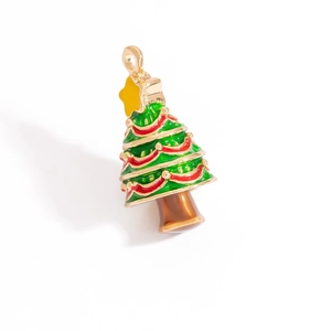 Detailaufnahme des grünen Emaille-Weihnachtsbaumanhängers mit roten Girlanden