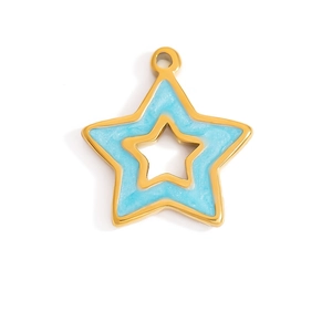 Primer plano de un colgante de estrella dorada con purpurina azul claro y calado central