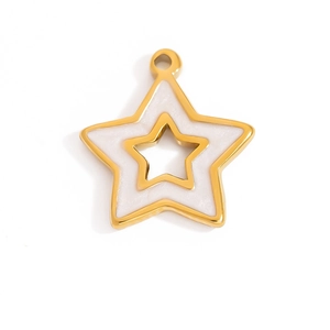 Detalle de un colgante de estrella dorada con esmalte blanco brillante y centro hueco