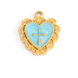 Colgante de corazón vintage en acero dorado con esmalte azul y detalle de cruz