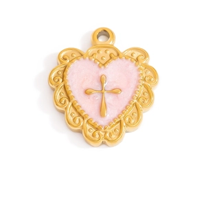 Primer plano del colgante de corazón dorado con esmalte rosa y detalle de cruz sobre fondo blanco