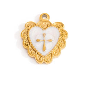 Detalle del colgante corazón cruz vintage con filigrana dorada e incrustación