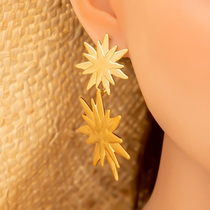 Eleganti orecchini a stella placcati oro 18K con design minimalista di lusso
