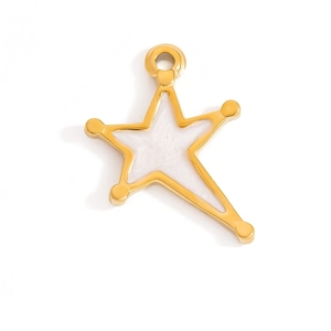 Detalle macro del colgante de estrella dorado con esmalte blanco y bordes redondeados