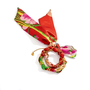 Florales Seidentuch mit goldener Edelstahlkette als Armband für Damen kombiniert