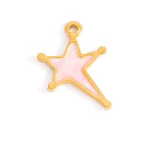 Detalle de un colgante de estrella con esmalte rosa y bordes dorados para joyas DIY