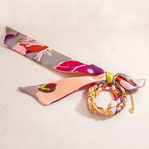 Tropisches Seidenschal-Armband mit Leoparden-Blumenmuster und 18K Gold Herzanhänger
