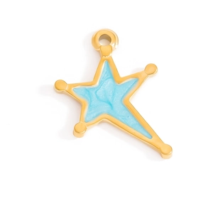 Detalle de un colgante de estrella dorada con incrustación de nácar azul claro para joyería DIY