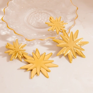 Elegante set di gioielli a stella in acciaio placcato oro 18K su vassoio di vetro