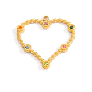 Vista detallada del colgante de corazón chapado en oro 18K con piedras preciosas