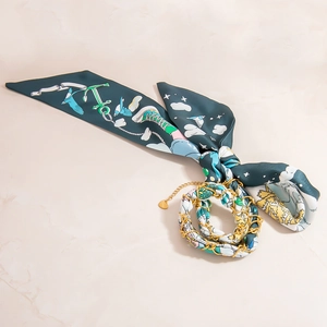 Eleganter dunkelgrüner Seidenschal-Armband mit Goldkette und künstlerischem Wolkenmuster