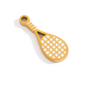Detalle macro de colgante de raqueta de tenis chapado en oro con esmalte blanco y anilla