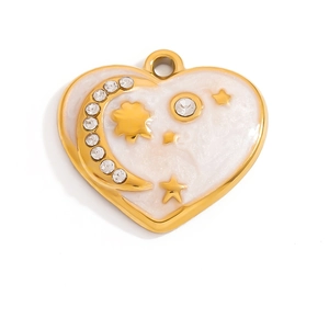 Detalle de un colgante de corazón con patrones de luna y estrellas, chapado en oro y blanco