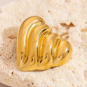 Broche cœur en acier inoxydable doré poli avec texture rayée verticale en 3D sur corail