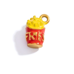 Detalle del colgante de patatas fritas en esmalte rojo y dorado con grabado FRIES