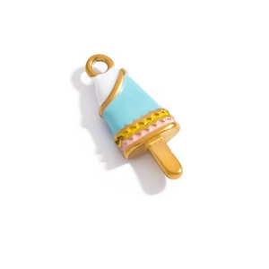Detalle de un colgante de helado con esmalte de colores y marco de metal pulido