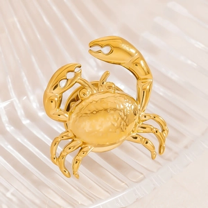 Élégante broche crabe plaquée or 18K avec texture martelée sur plateau en verre