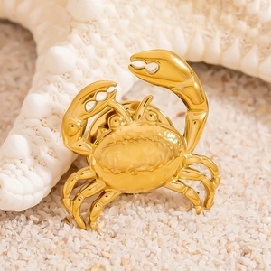 Exquise broche crabe plaquée or 18 carats sur sable blanc avec accent d'étoile de mer