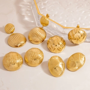 Elegante goldene Edelstahl-Ohrringe mit geometrischen Texturen und gebürstetem Finish