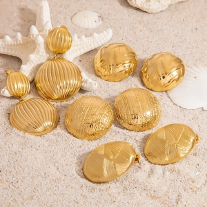 Texturierte 18K vergoldete Edelstahl-Ohrringe auf Sand mit Muscheln und Seestern