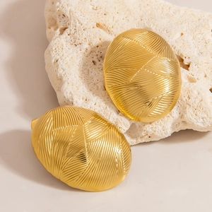 Vintage 18K vergoldete Edelstahl-Ohrstecker in Ovalform mit strukturierter Faltenoptik