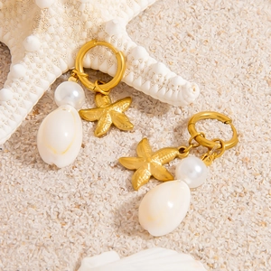 Orecchini a cerchio stile oceano placcati oro 18k con perla conchiglia e stella marina