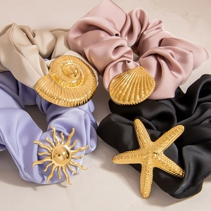 Set aus vier Satin-Haargummis in Pastelltönen mit goldenen Sonnen- und Muschelanhängern