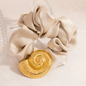 Haargummi aus Champagner-Satin mit großem goldenem Nautilus-Muschel-Metallanhänger