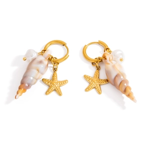 Dettaglio di orecchini placcati oro 18k con ciondoli a conchiglia, stella marina e perla