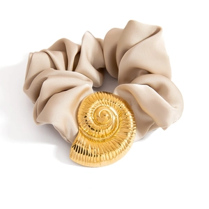 Haargummi aus Champagner-Satin mit großem poliertem 18K Gold Nautilusmuschel Anhänger