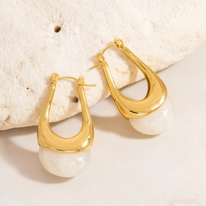 U-shaped gold plated earrings with white marble effect resin drop on coral stone