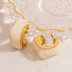 Retro C-shape gold earrings with cream marble resin inlay for a vintage luxury look