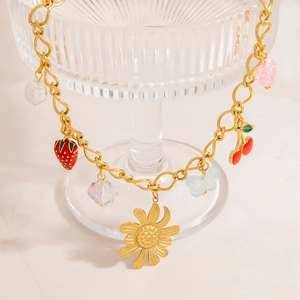 Detail der Goldkette mit Anhängern wie Erdbeere, Kirsche und Schmetterlingselementen