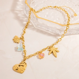 Goldene Edelstahlkette mit bunten Anhängern wie Schmetterlingen und Blumenmotiven