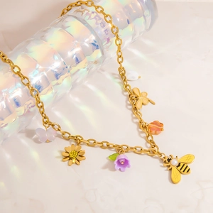 Goldene Edelstahl-Halskette mit Schmetterlings-, Blumen-, Bienen- und Libellenanhängern