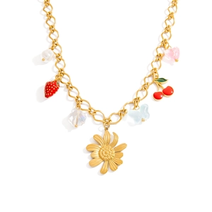 Detail der Goldkette mit Anhängern wie Sonnenblume, Erdbeere, Kirsche und Schmetterling