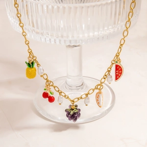 Goldene Edelstahlkette mit bunten Emaille-Fruchtanhängern und weißen Perlen