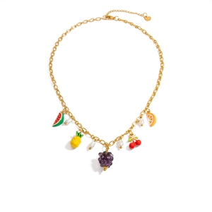 Detail der Goldkette mit bunten Emaille-Fruchtanhängern und weißen Perlenverzierung