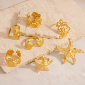 Set di 7 anelli dorati a tema marino con design a stella marina e conchiglia regolabili