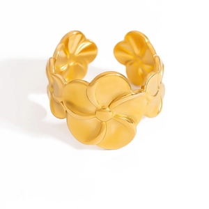 Macro dettagliata di un anello dorato regolabile con motivi floreali traforati eleganti
