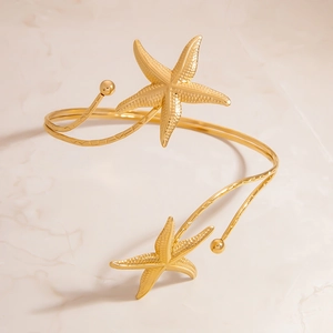 Détails de l'étoile de mer en or 18K sur un bracelet jonc en acier inoxydable