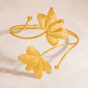 Bracelet de bras irrégulier doré 18 carats avec motif floral et texture brossée
