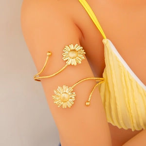 Gros plan détaillé d'un bracelet de bras spirale doré avec motif de tournesol