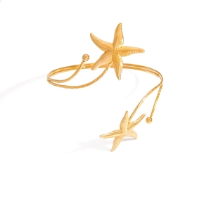 Bracelet de bras spirale doré avec motif étoile de mer et textures sculptées fines