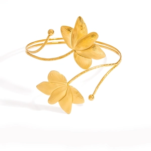 Détail d'un bracelet de bras lotus doré avec pétales texturés et design en spirale