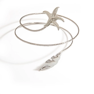 Bracelet de bras spirale réglable en acier poli avec breloques étoile de mer et conque