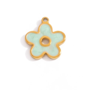 Dettaglio del ciondolo a fiore in marmo verde menta con cornice placcata oro 18K