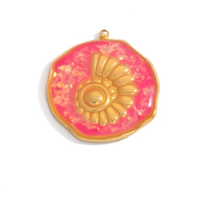 Dettaglio ciondolo in resina rosso rosa con scaglie d'oro e rilievo a conchiglia in oro 18K