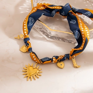 Marineblaue und orangefarbene Seidenschalkette mit fünf goldenen Herzanhängern